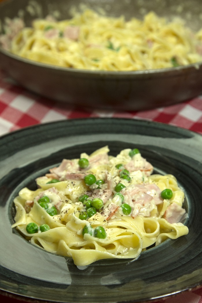 Fettuccine-Panna-Piseli-Prosciuto_anoigma