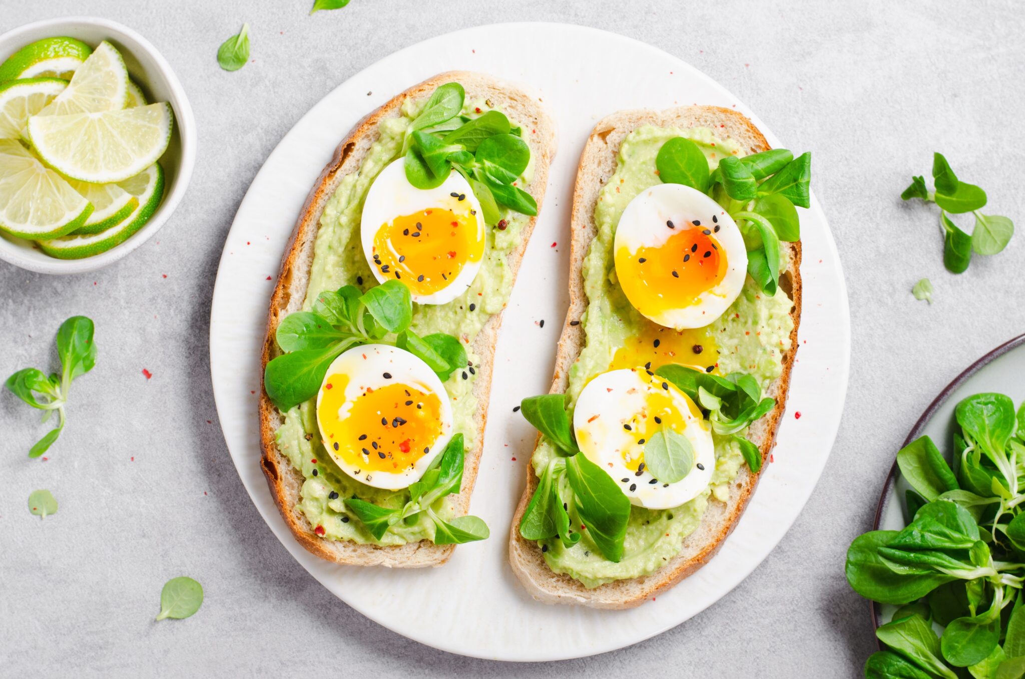 Avocado,Egg,Toast,,Eggs,On,Toasted,Bread,With,Avocado,,Healthy