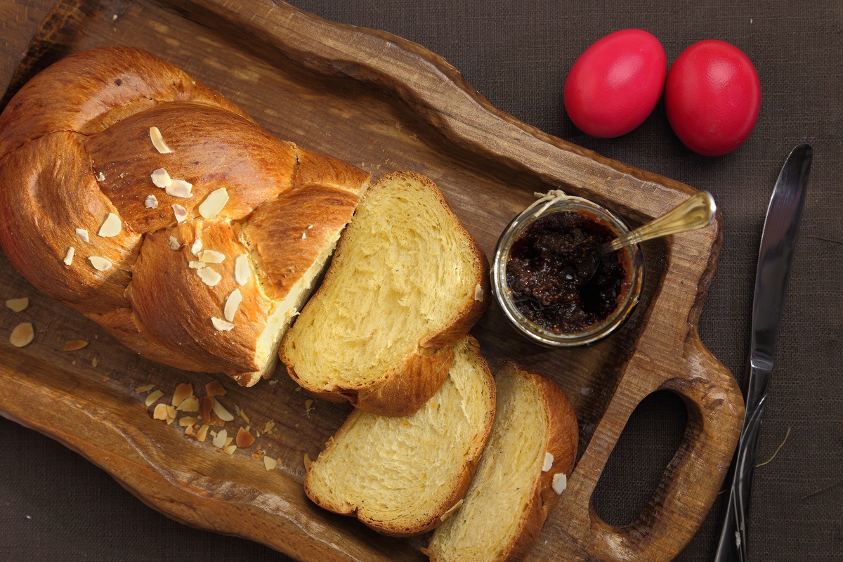 Easter,Sweet,Brioche,On,Wooden,Tray