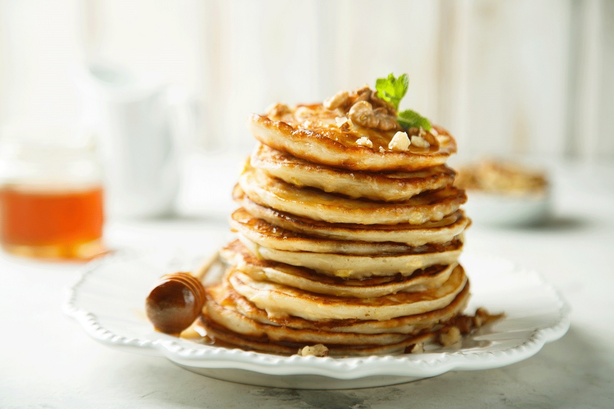 Pancakes-me-meli-kai-karydia