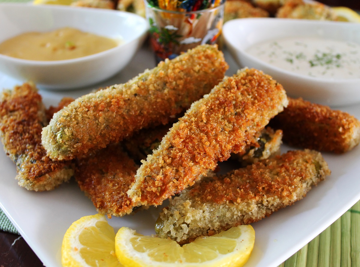 Close-up,Of,Deep,Fried,Dill,Pickles,,With,Dipping,Sauce,And