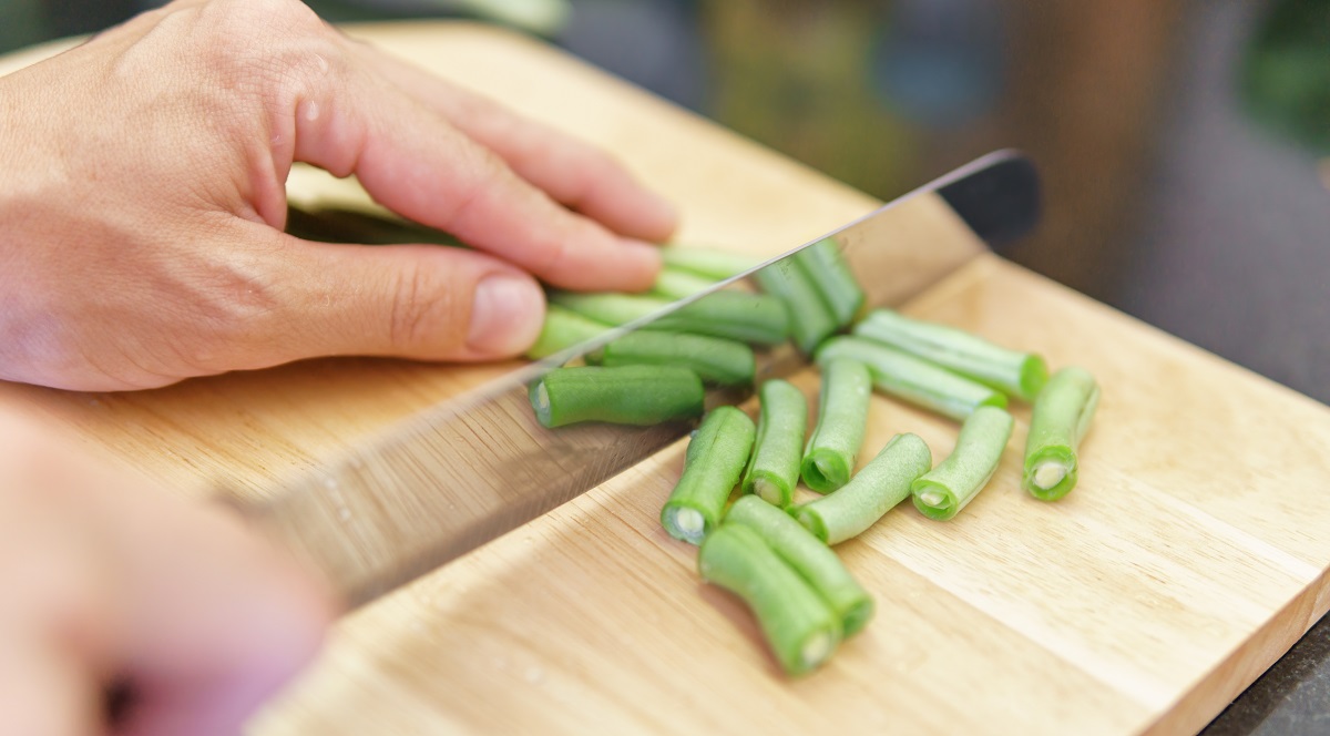Woman,Hands,Cutting,Fresh,Green,Beans,In,A,Kitchen.,Preparing