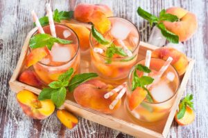 Καλοκαιρινή Sangria με ροδάκινο στο σπίτι