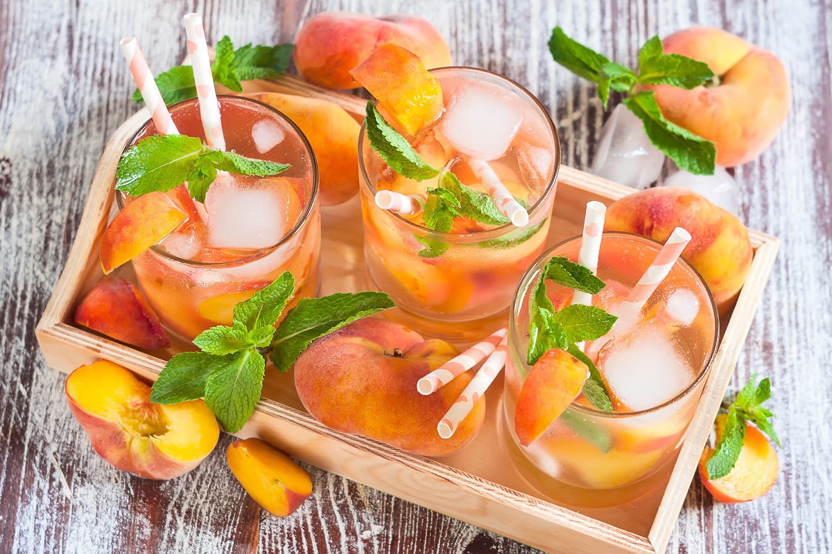 Homemade,Lemonade,With,Ripe,Flat,Saturn-shaped,Peaches,And,Fresh,Mint
