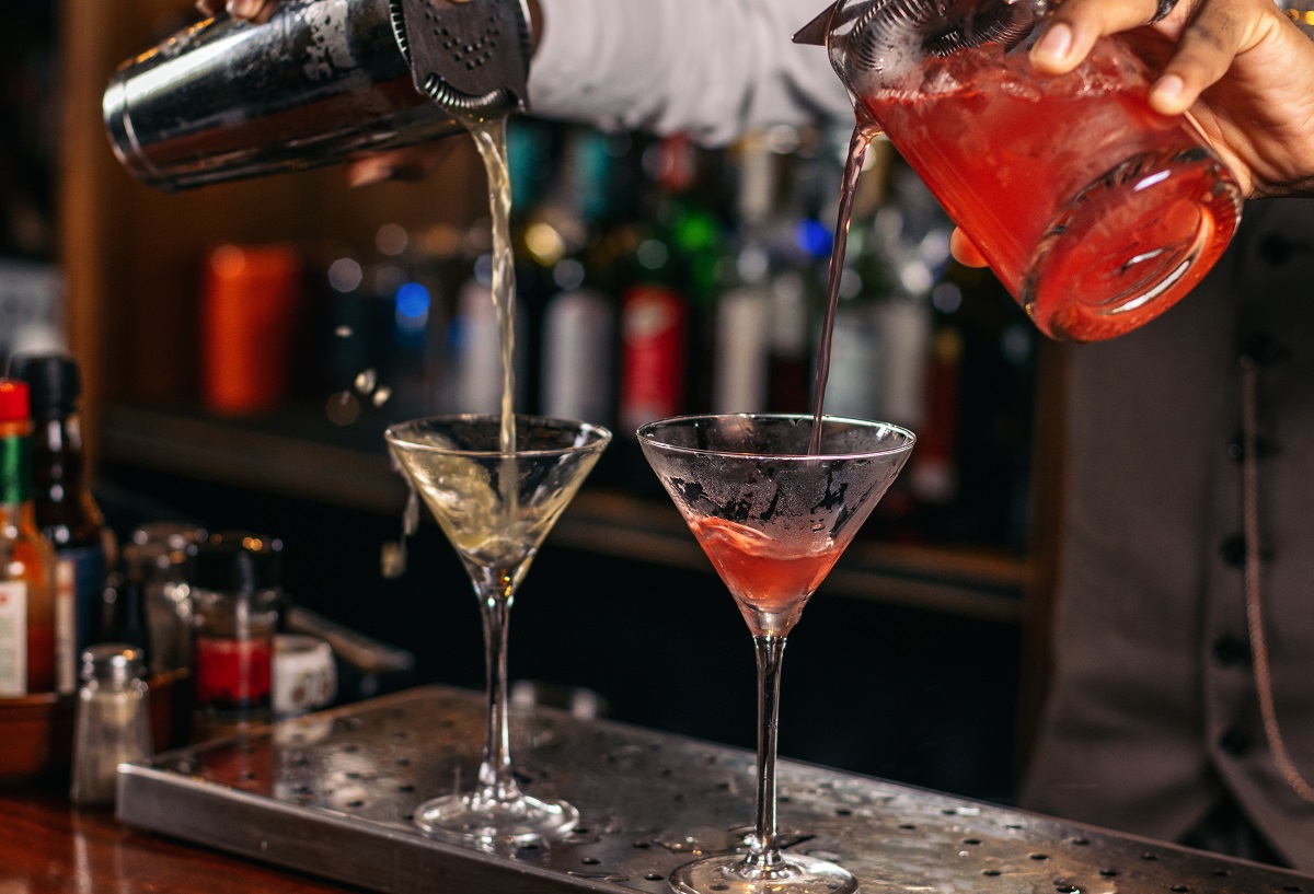 Stylish,Cocktails:,A,Professional,Bartender,Showcasing,His,Skills