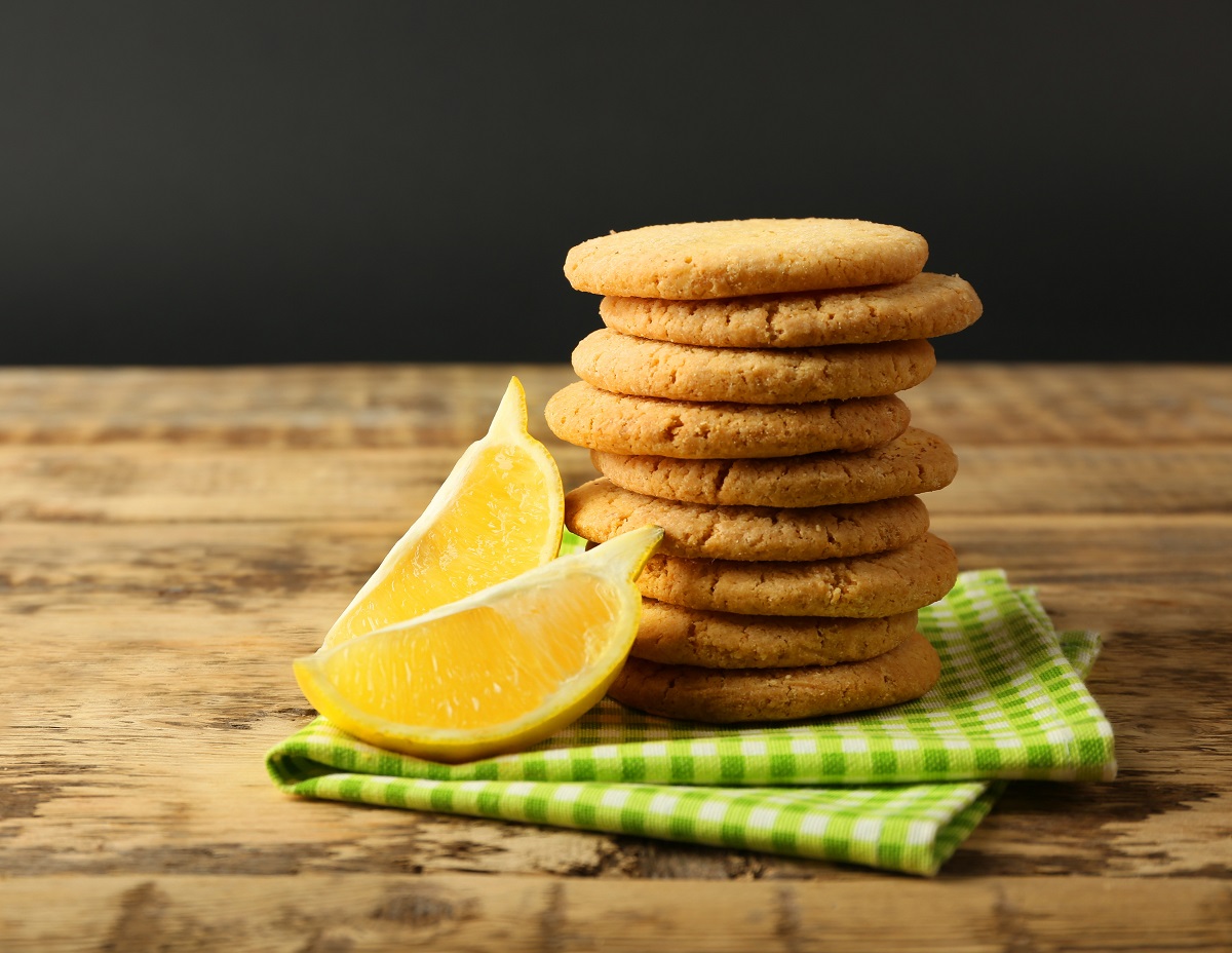 Lemon,Cookies,On,Napkin,On,Table