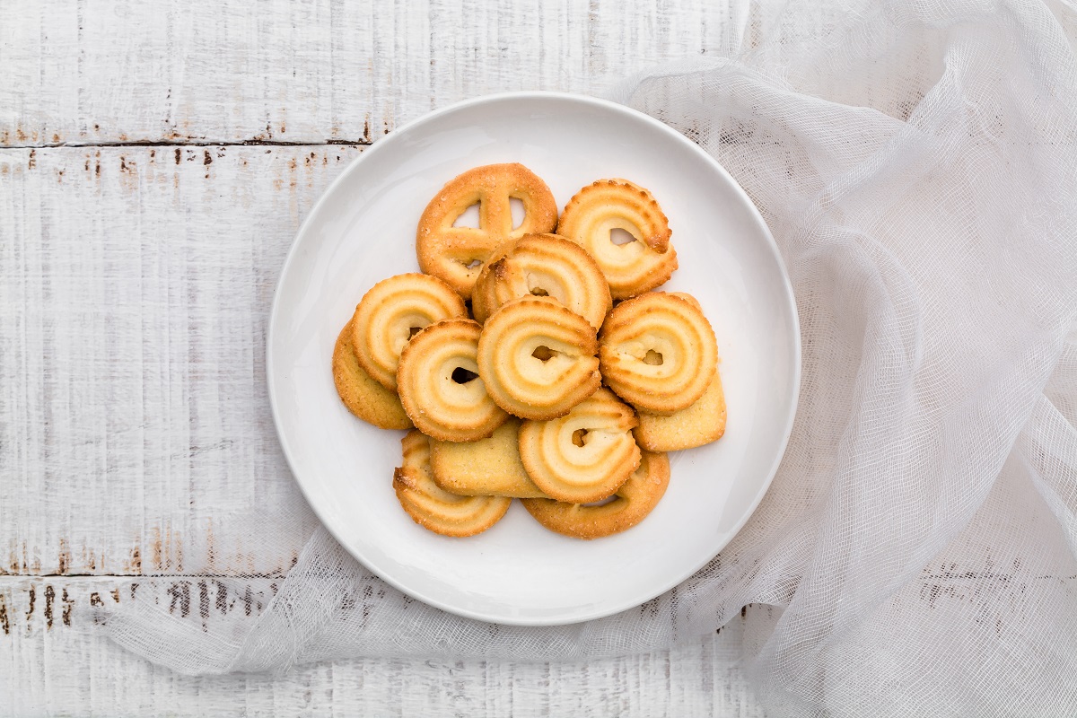 Danish,Butter,Cookies,In,White,Ceramic,Dish,On,Wood,Board