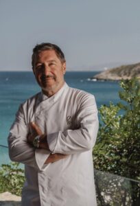 Ο μεγάλος Joan Roca για μια μόνο νύχτα στο Daios Cove στην Κρήτη