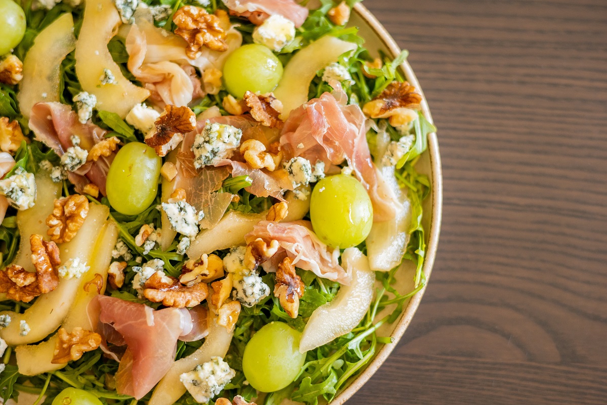 Delicious,Salad,With,Prosciutto,,Grape,,And,Arugula