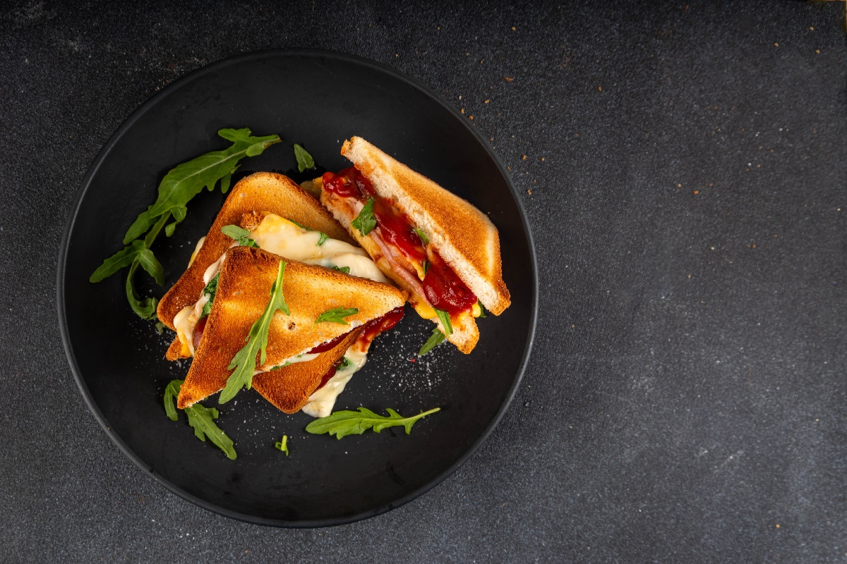 Grilled,Pizza,Sandwich,,Cheese,Pizza,Burger,With,Tomatoes,,Tomato,Sauce,