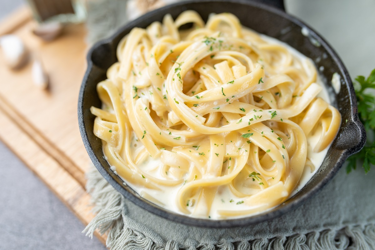 Alfredo,Pasta,Dinner,With,Creamy,White,Sauce,And,Herbs