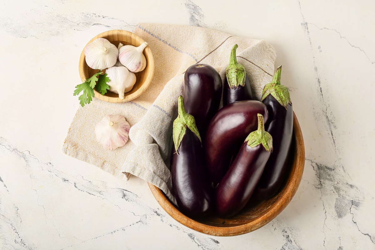 Bowl,With,Fresh,Eggplants,On,Light,Background