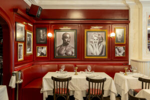 Rick’s Steakhouse: Αμερικανικο-γαλλική κουζίνα στο Κεφαλάρι με vibes από τη θρυλική Casablanca