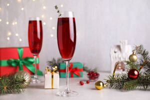 Tα γιορτινά απεριτίφ: Φτιάχνουμε από spritz και negroni μέχρι κοκτέιλ σαμπάνιας