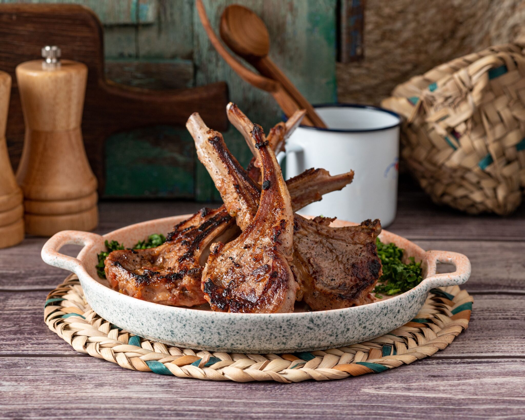 A,Closeup,Of,A,Tray,Of,Deliciously,Cooked,Lamb,Chops