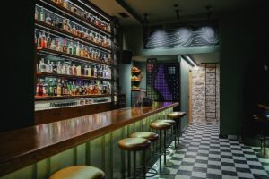 Ham on Rye: Το bar με τα εκατοντάδες κλασικά κοκτέιλ στη λίστα του