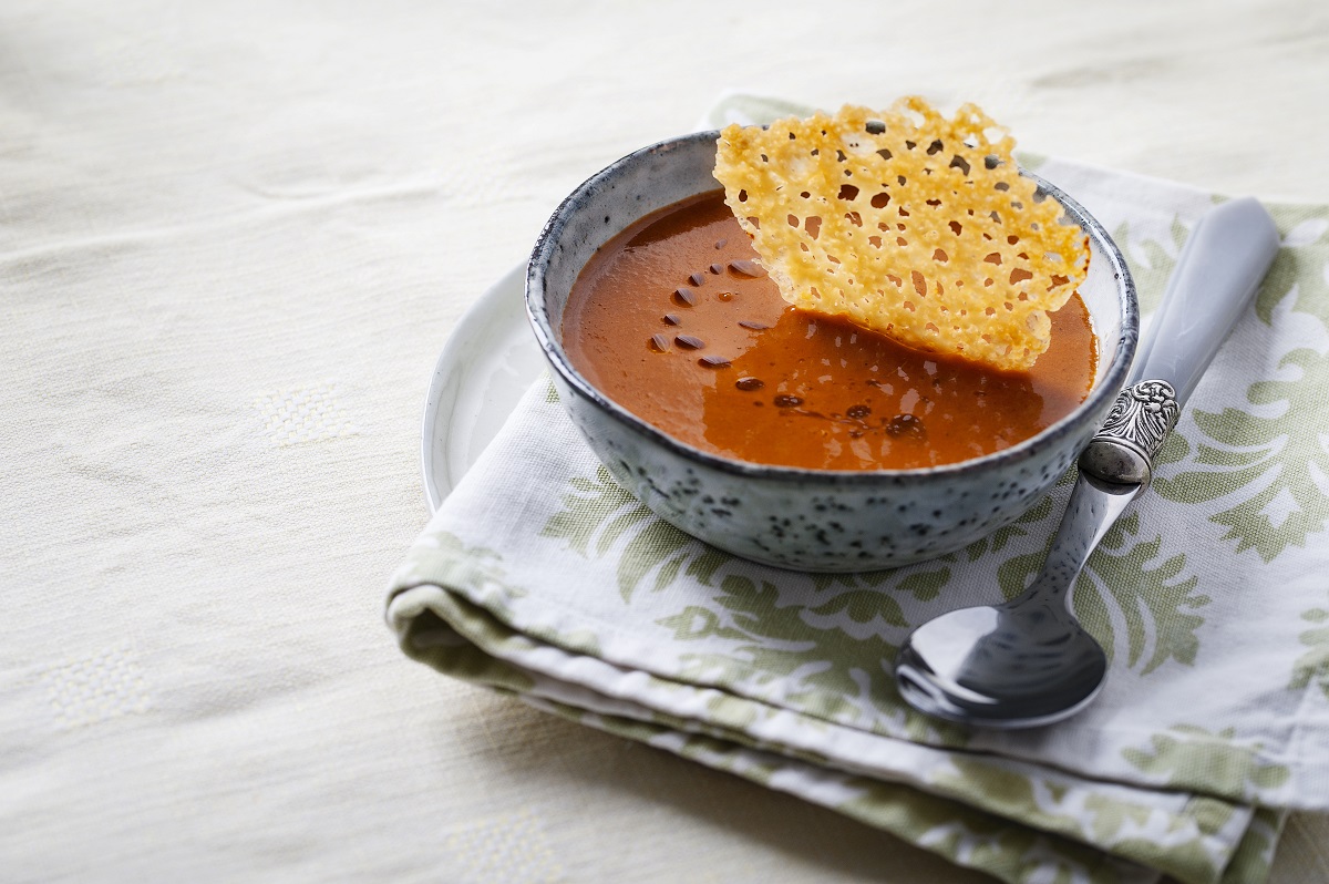 Tomato,Soup,With,Parmesan,Crisp