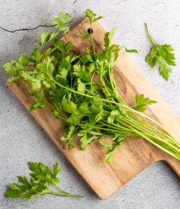 Πώς ξεχωρίζουμε τον μαϊντανό από τον κόλιανδρο;