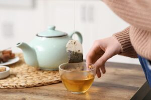 Μπορεί μαζί με το τσάι να πίνουμε και μικροπλαστικά; – Πώς να τα αποφύγουμε