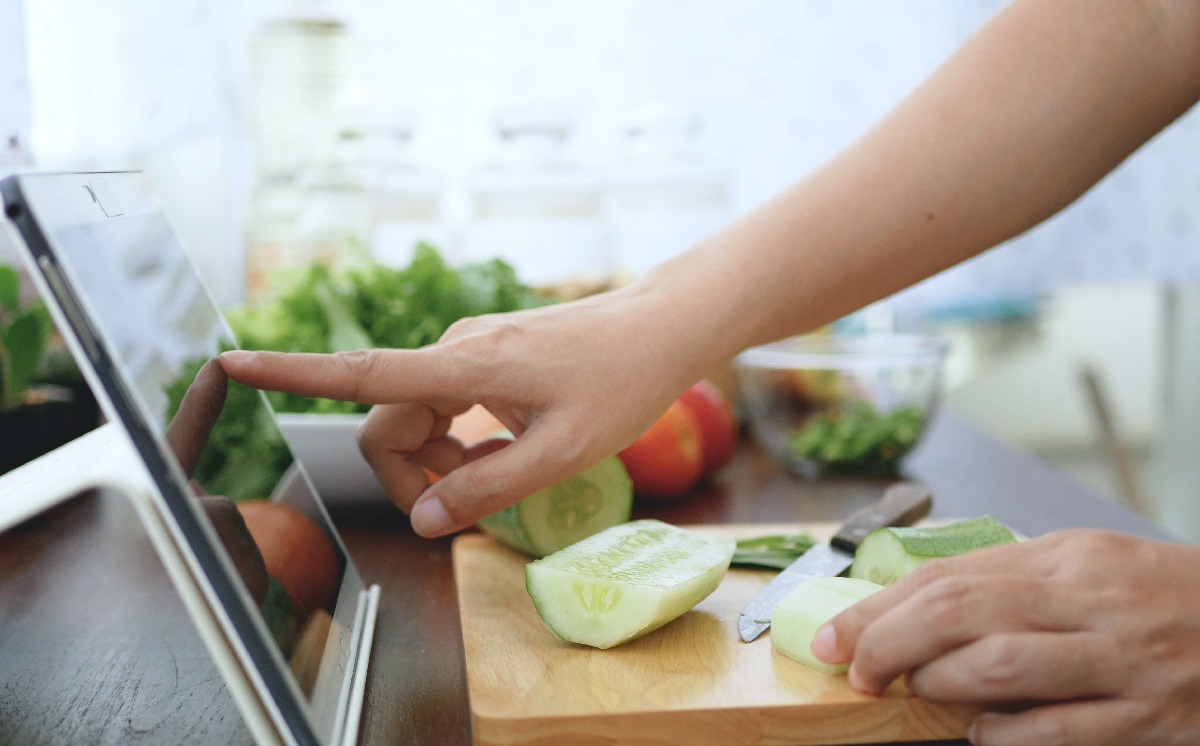 Asian,Woman,Use,Finger,Slide,On,Tablet,Screen,Prepare,Ingredients
