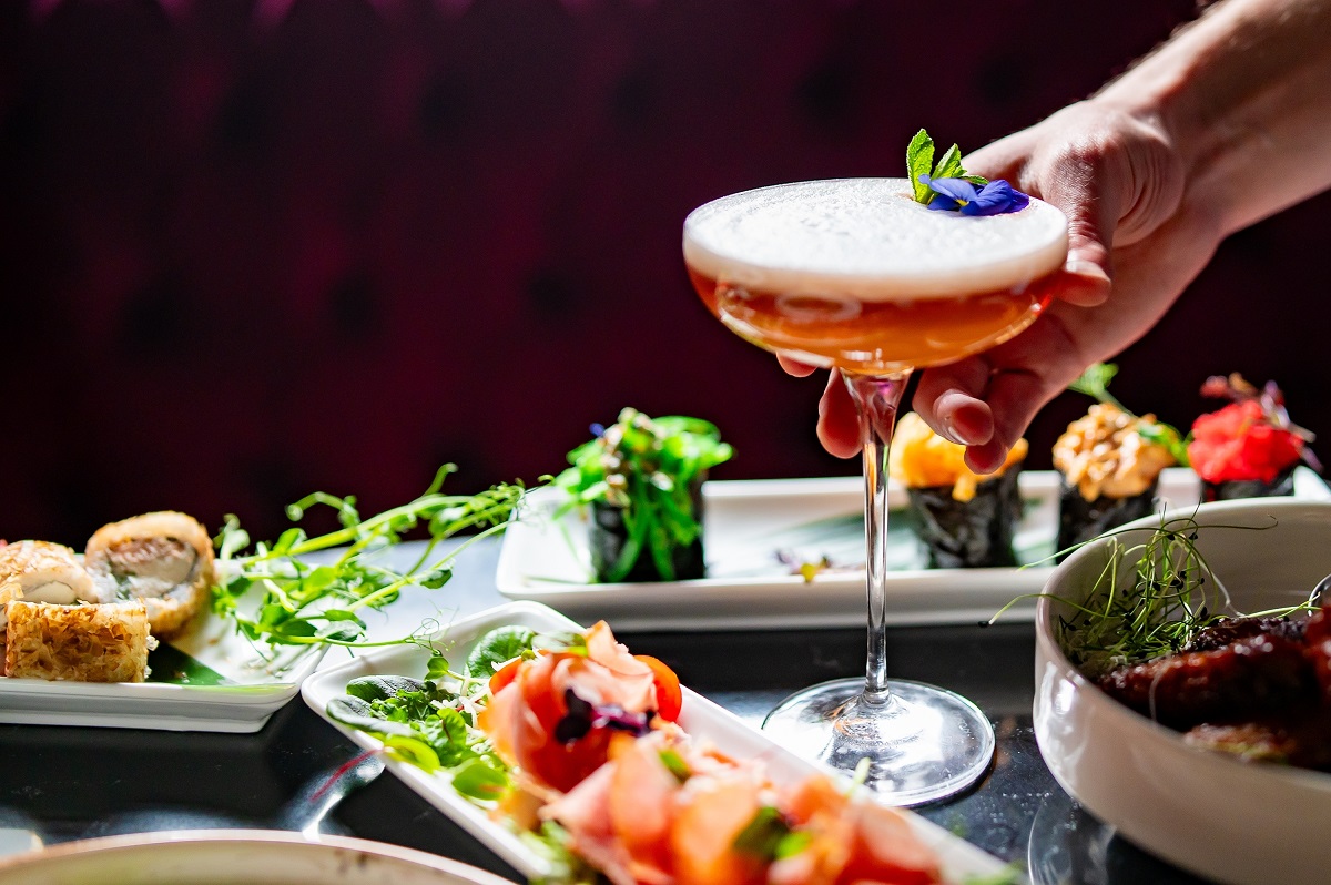 Woman,Hand,Holding,Glass,With,Cocktail,In,Restaurant