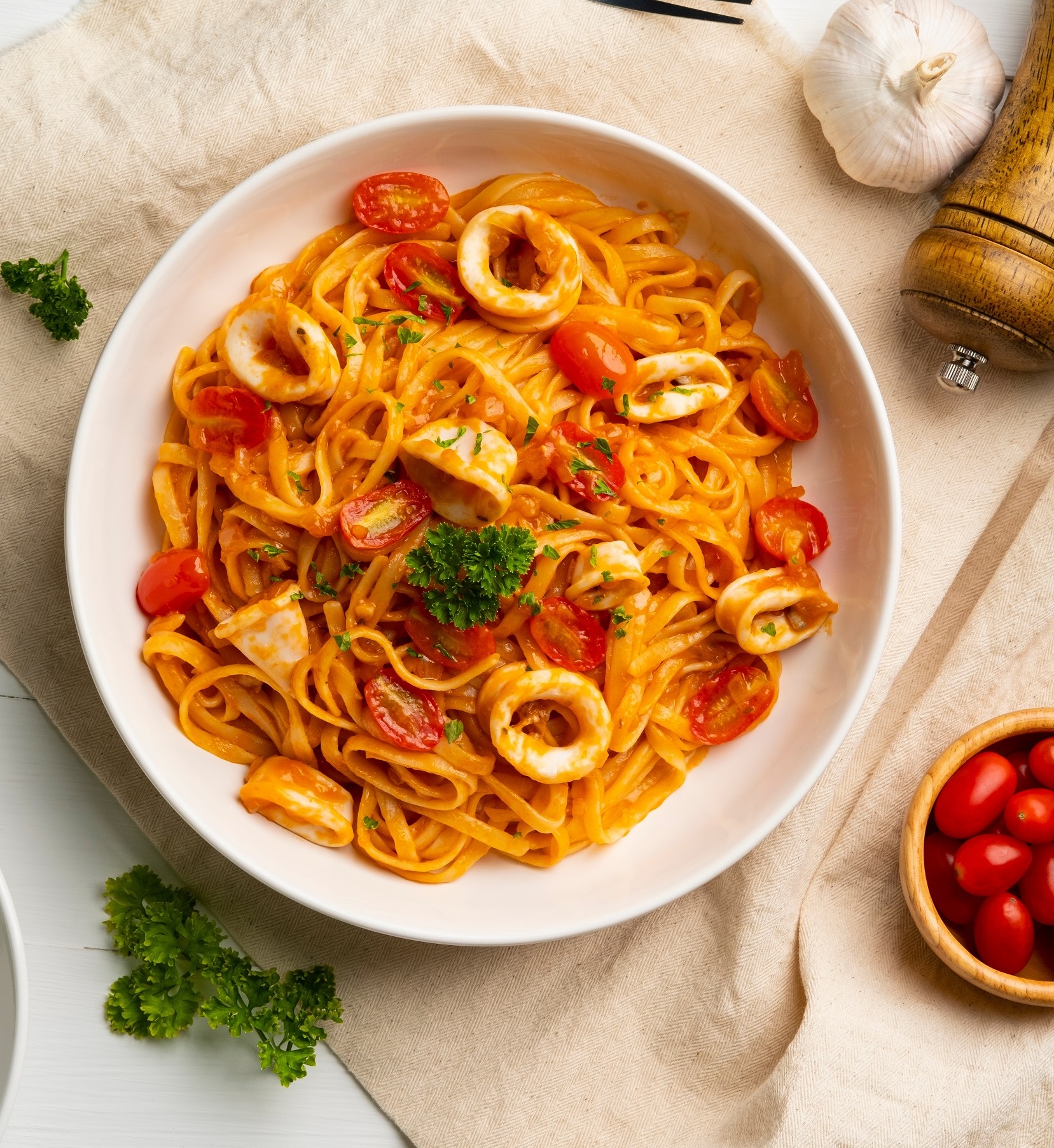Linguine,Pasta,With,Squid,And,Cherry,Tomato,In,Tomato,Sauce