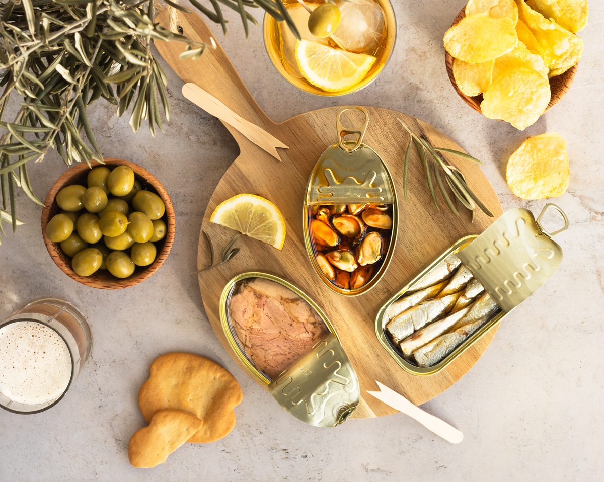 Appetizer.,Table,With,Canned,Fish,,Olives,,Chips,,Beer,,Vermouth,For