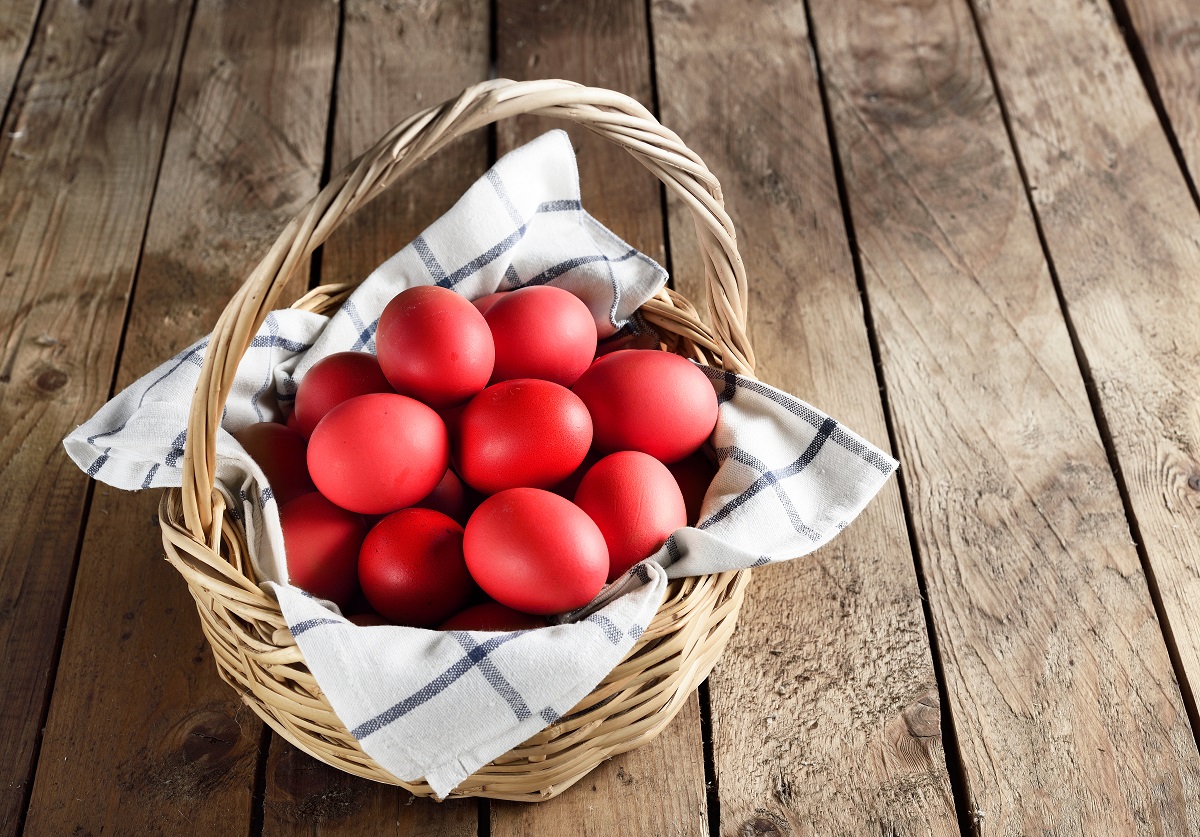 Red,Easter,Eggs,In,Basket