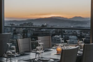 Το μπαλκόνι στις Κυκλάδες – Από τα καλύτερα ψαρομάγαζα έξω από τις «πιάτσες»
