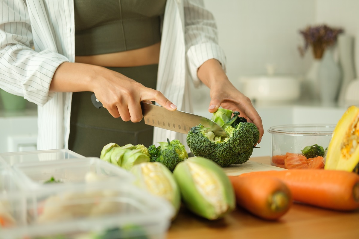 Young,Sporty,Woman,Chopping,Fresh,Broccoli,On,Cutting,Board,Preparing