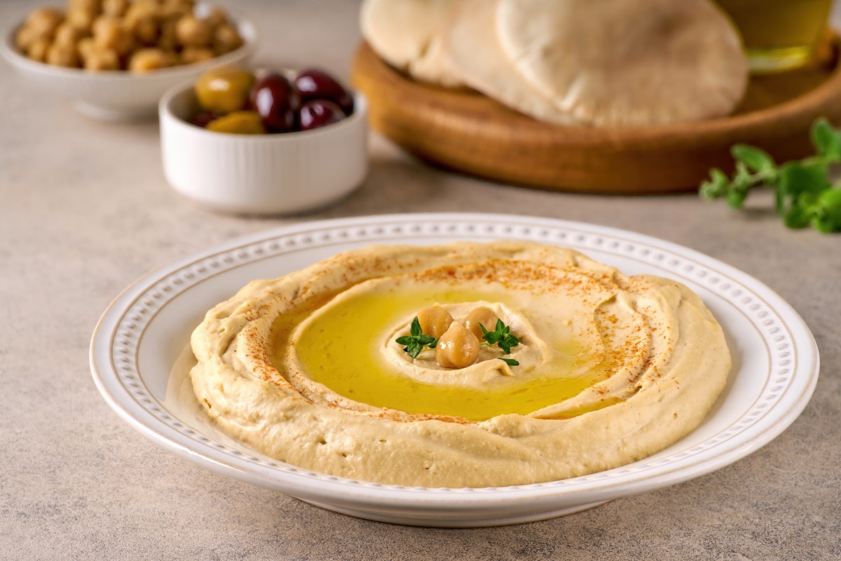 Chickpea,Hummus,Plate,With,Pita,Bread,And,Olives.,Closeup,View,