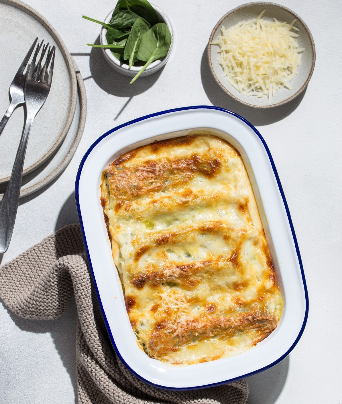 Cannelloni,With,Spinach,And,Ricotta,In,Enamel,Baked,With,B?chamel