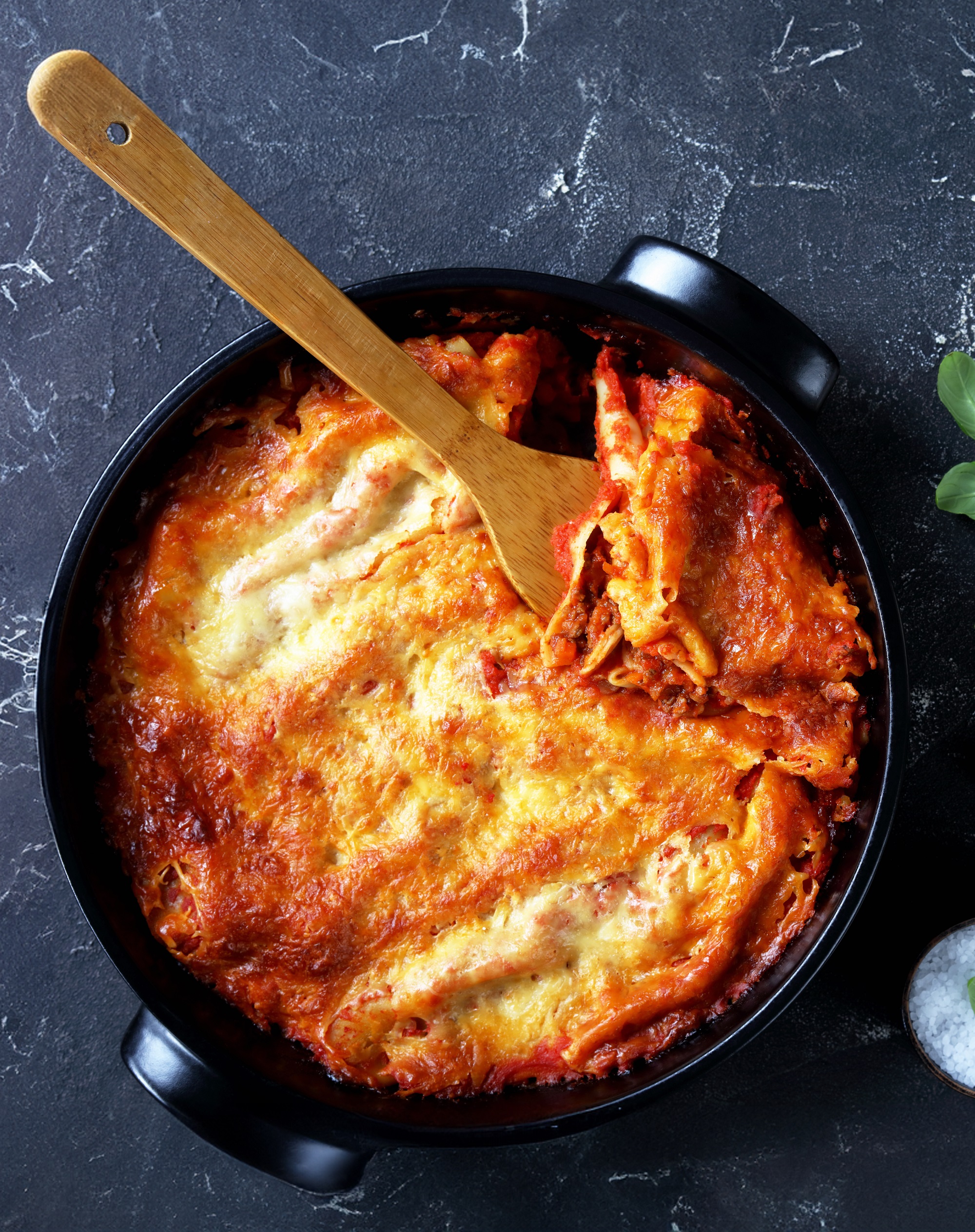 Traditional,Italian,Cannelloni,Pasta,Stuffed,With,Bolognese,Sauce,And,Mozzarella