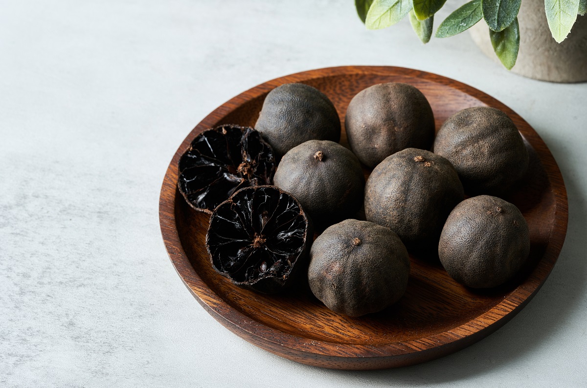 Black,Dry,Persian,Lime,Loomi,Amani,In,Wood,Plate,On