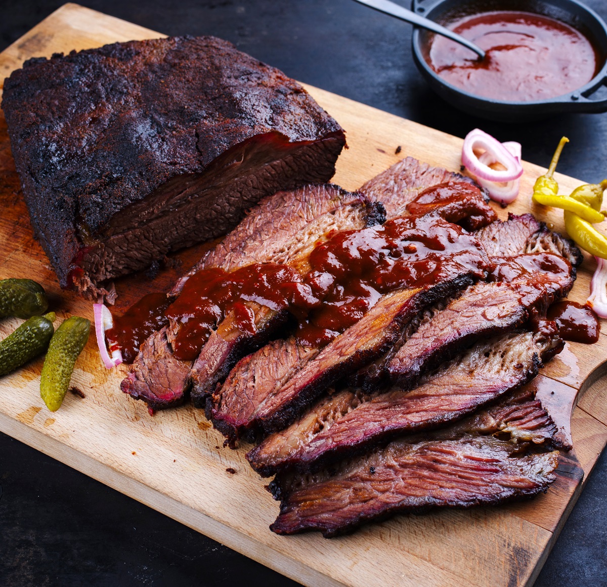 Traditional,Smoked,Wagyu,Beef,Brisket,Served,With,Vegetable,And,Spicy