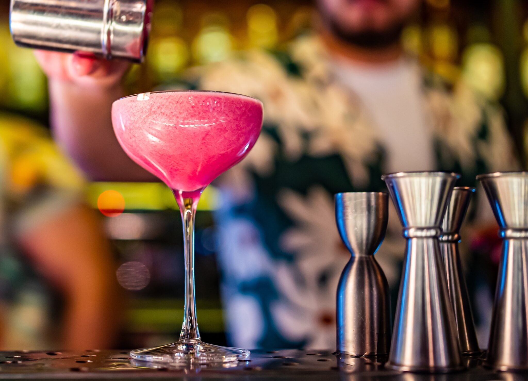 Man,Hand,Bartender,Making,Pink,Sweet,And,Sour,Refreshing,Cocktail
