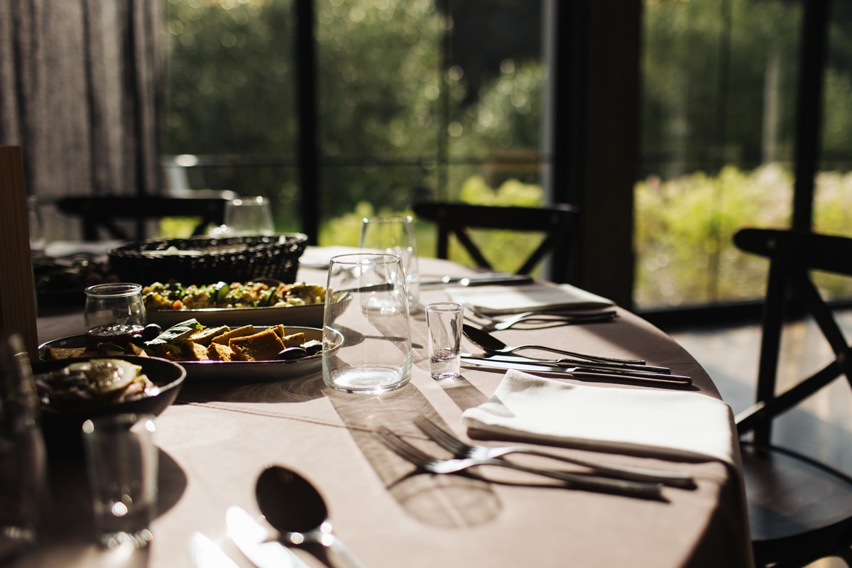 Luxurious,Restaurant,Table,With,Shiny,Cutlery.,Opulent,Setting,For,Fine