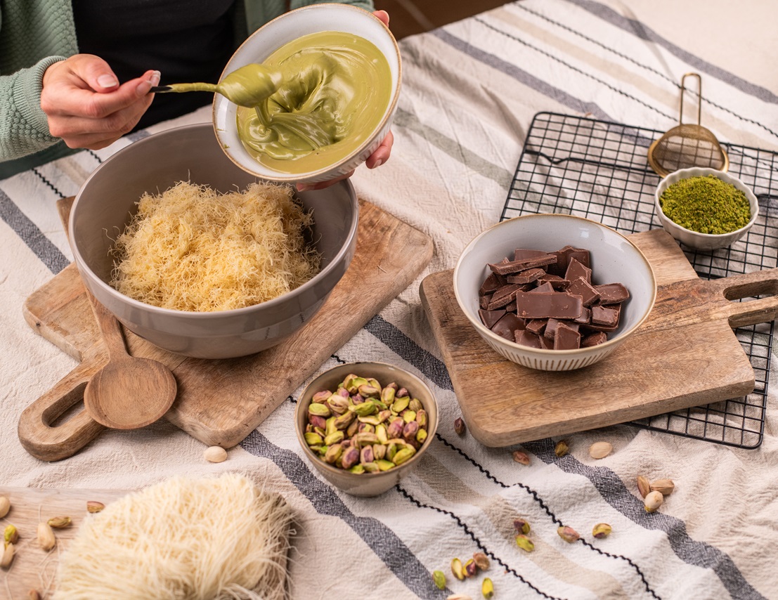 Making,Dubai,Chocolate,With,Pistachios,And,Kadayif,,Step-by-step,Food