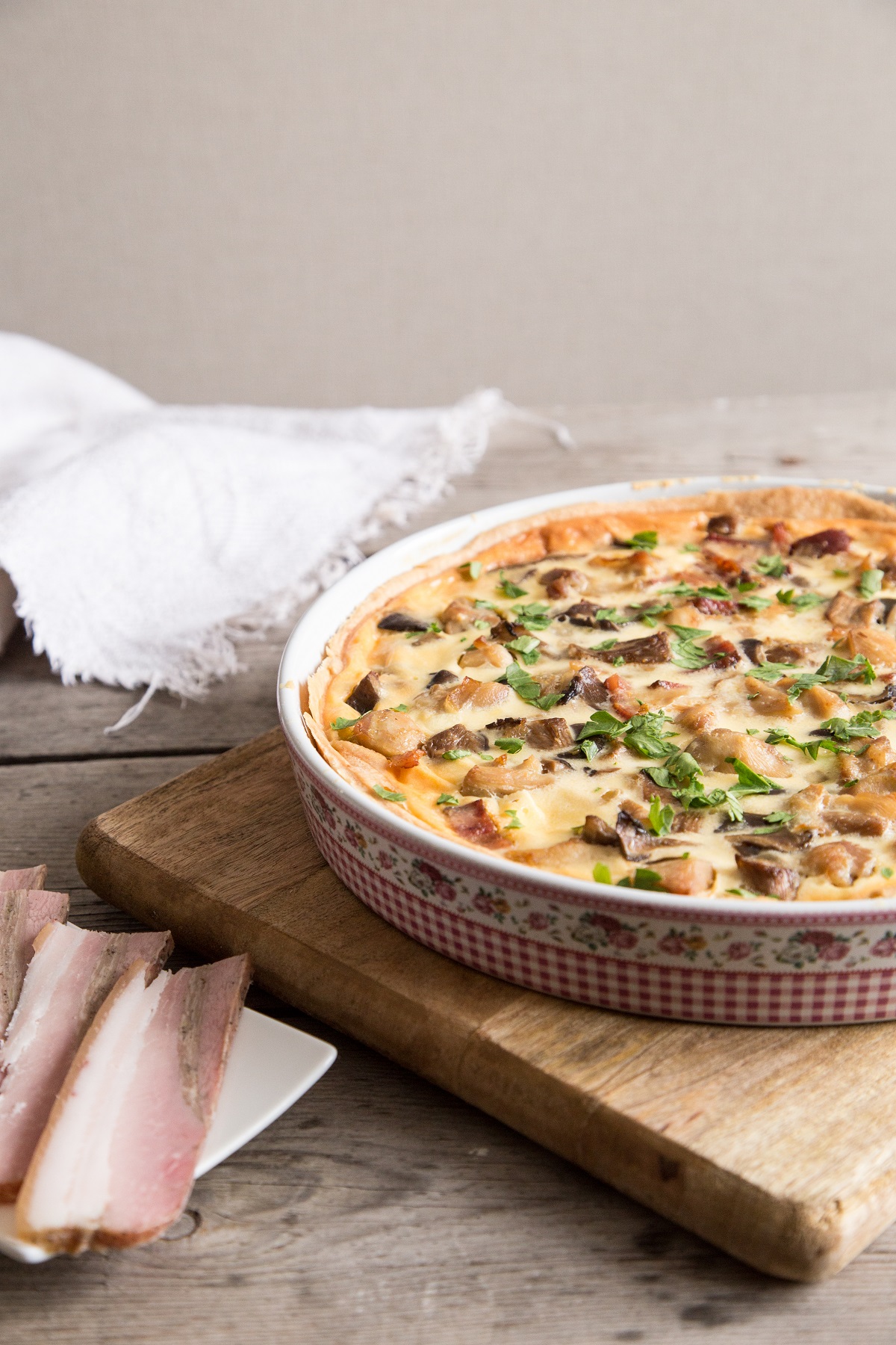 Homemade,Quiche,Lorraine,With,Chicken,,Mushrooms,,Cheese,And,Bacon.,Tart