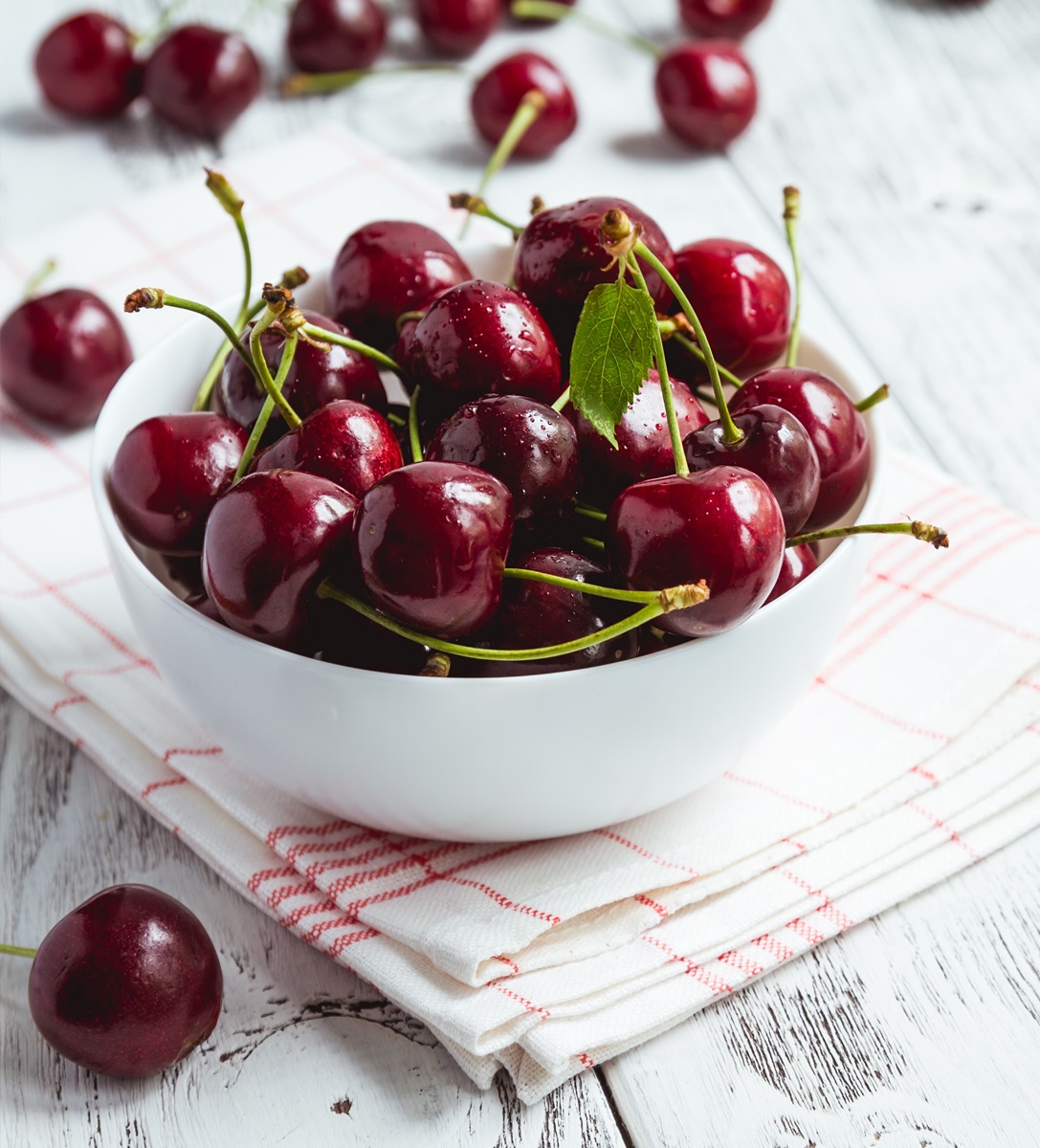 Fresh,Red,Cherry,Berries,In,A,White,Bowl,And,Kitchen