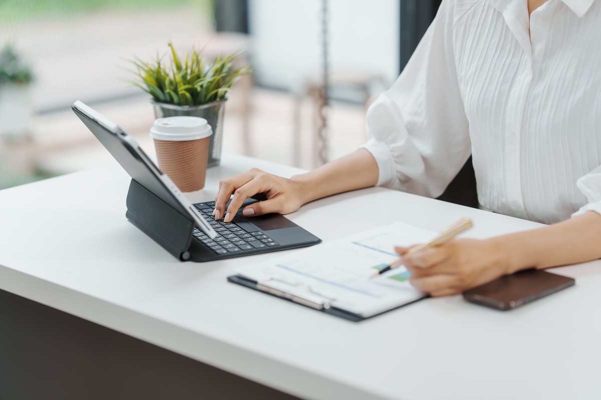 Female,Secretary,Business,Woman,In,South,Korean,Workplaces,,Prepare,Proposal,