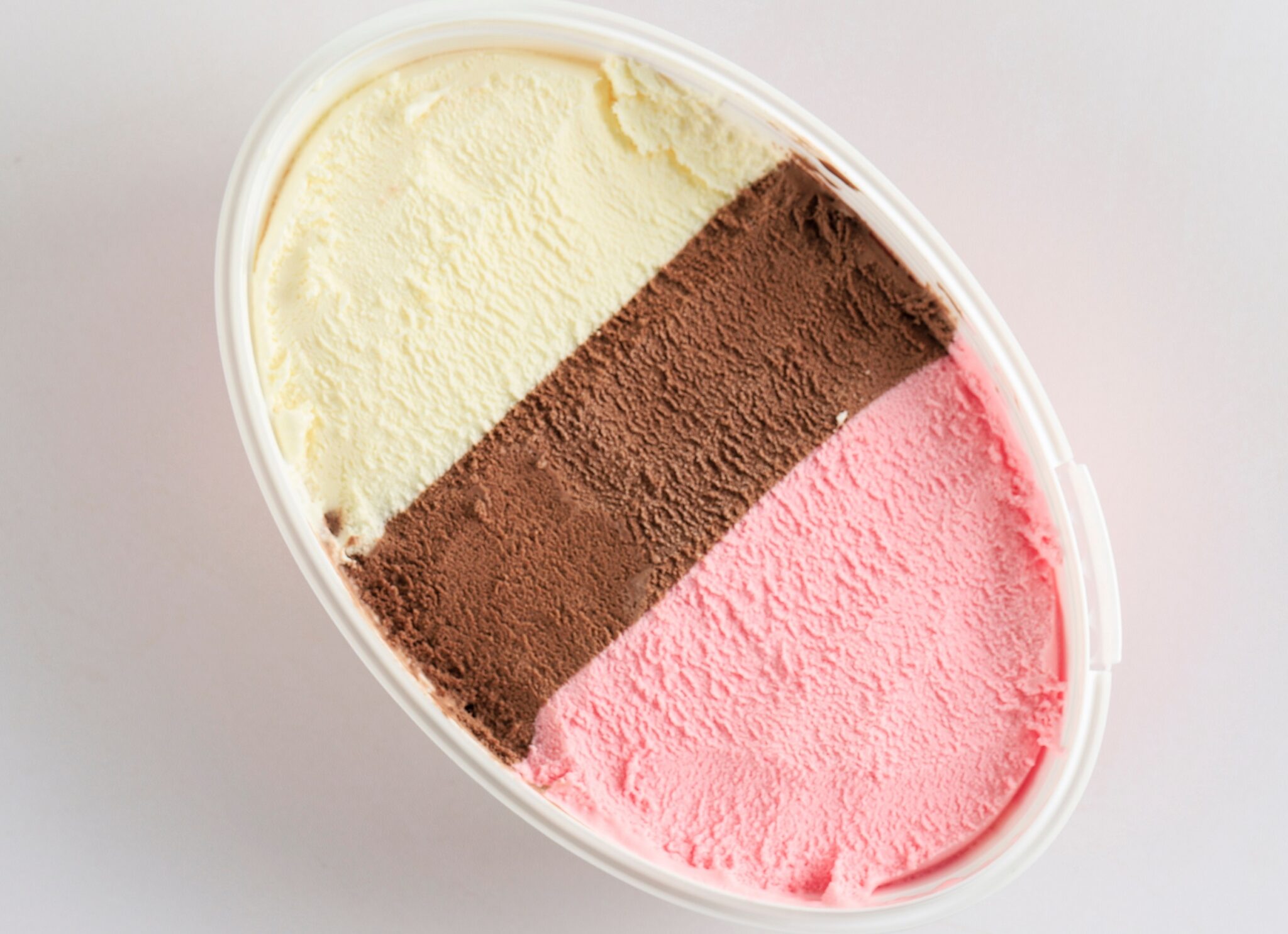 Neapolitan,Ice,Cream,Or,Harlequin,Es,Krim,On,Oval,Bucket
