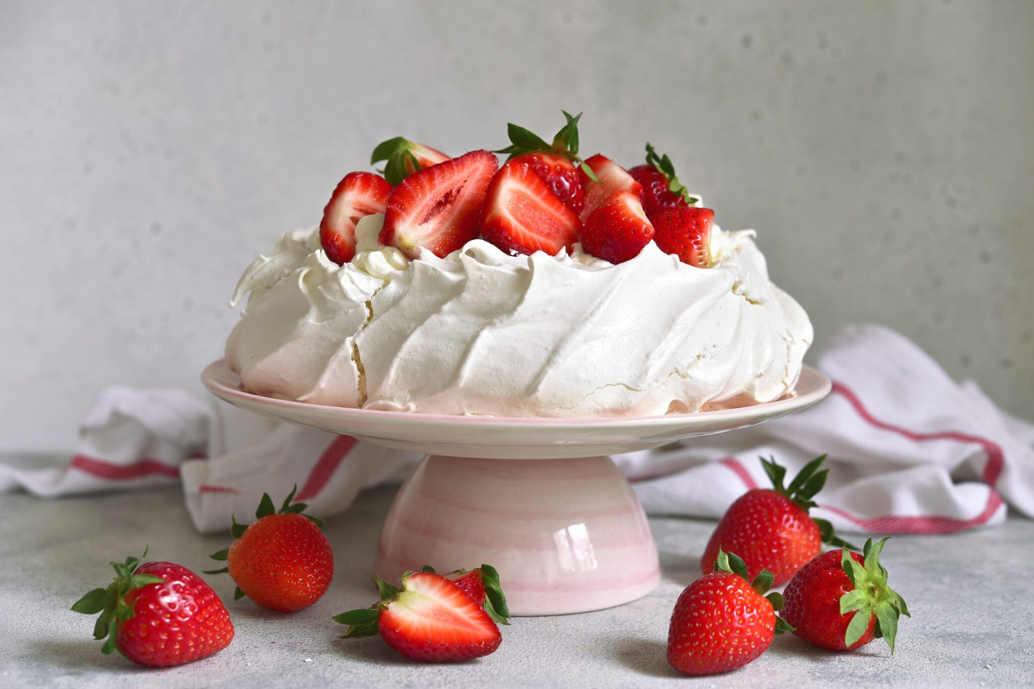 Homemade,Delicious,Meringue,Cake,”pavlova”,With,Fresh,Straberry,And,Mascarpone