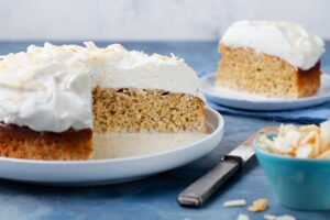Tres Leches επί δύο – Φτιάχνουμε το πιο ζουμερό κέικ με 6 διαφορετικά γάλατα