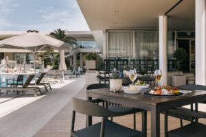 Meltemi Bar Restaurant: Μια νέα δυναμική καλοκαιρινή άφιξη στο Καβούρι