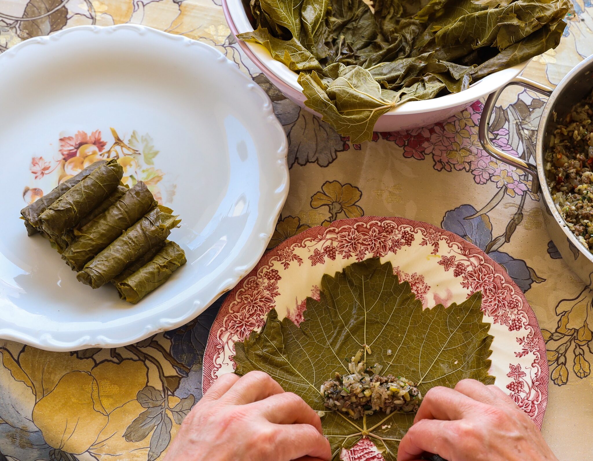 Woman,Hands,,Preparing,Traditional,Turkish,And,Greek,Dish,Stuffed,Grape