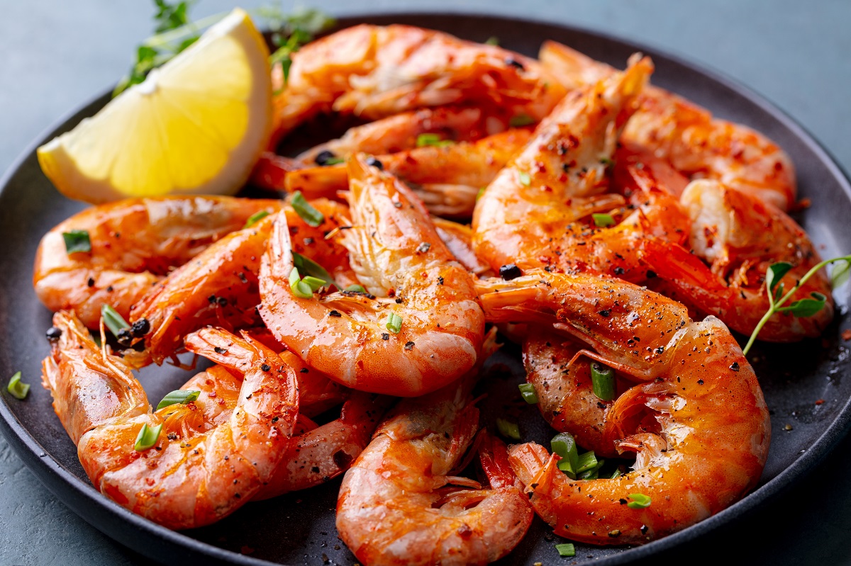Grilled,Shrimp,On,A,Black,Plate.,Grey,Background.,Close,Up.