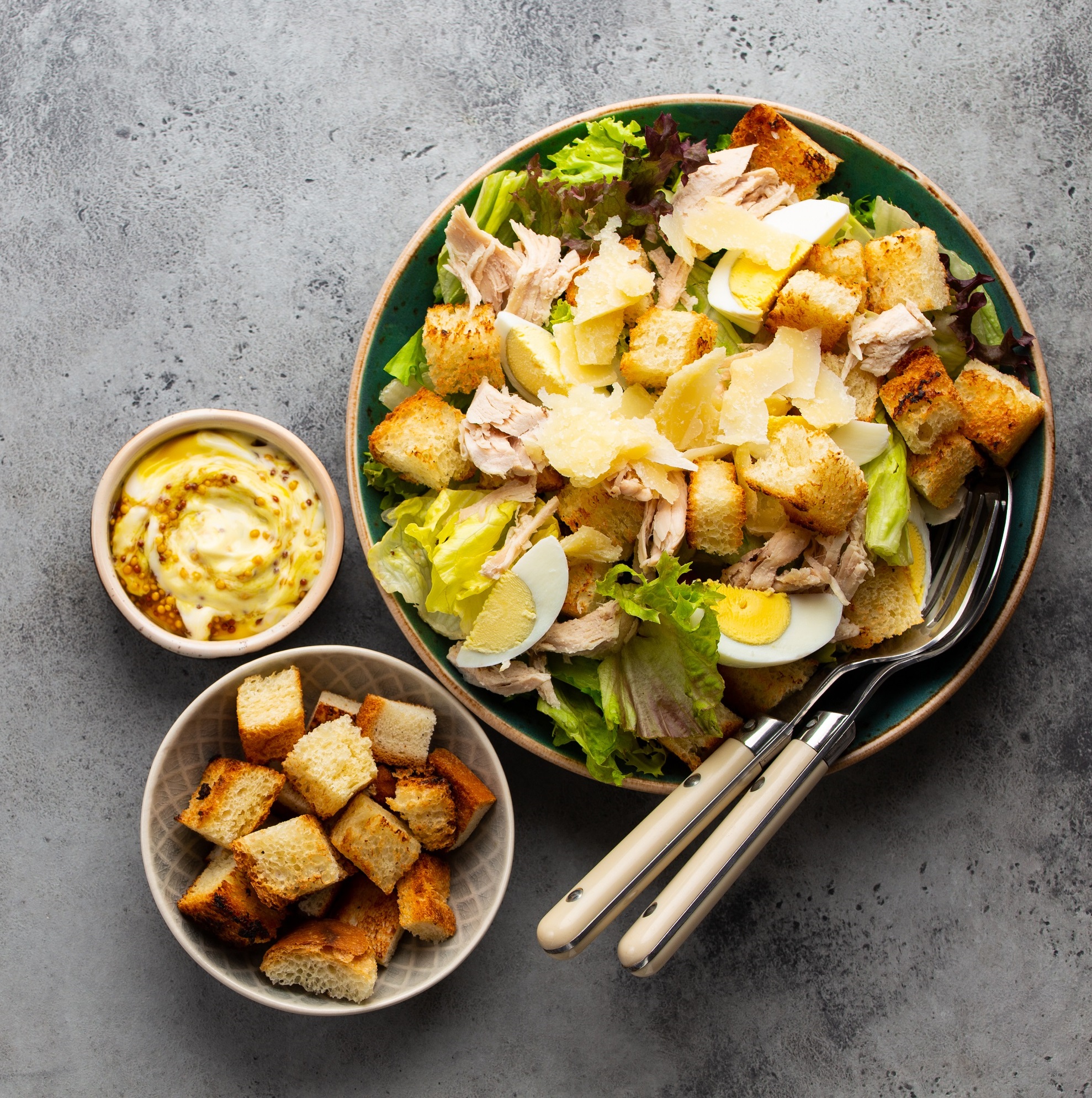 Fresh,Caesar,Salad,With,Lettuce,Salad,,Chicken,Breast,,Boiled,Eggs