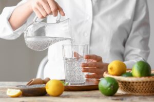 Νερό με σπόρους chia: To viral superfood ρόφημα που εγκρίνουν οι γιατροί