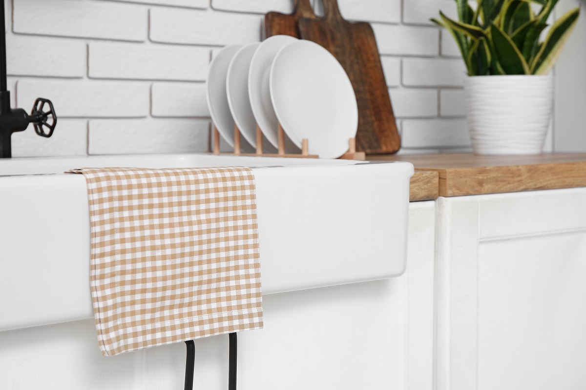 Checkered,Napkin,On,Sink,In,Kitchen.,Closeup